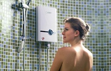 Vừa bật bình nóng lạnh vừa tắm có đảm bảo an toàn không?
